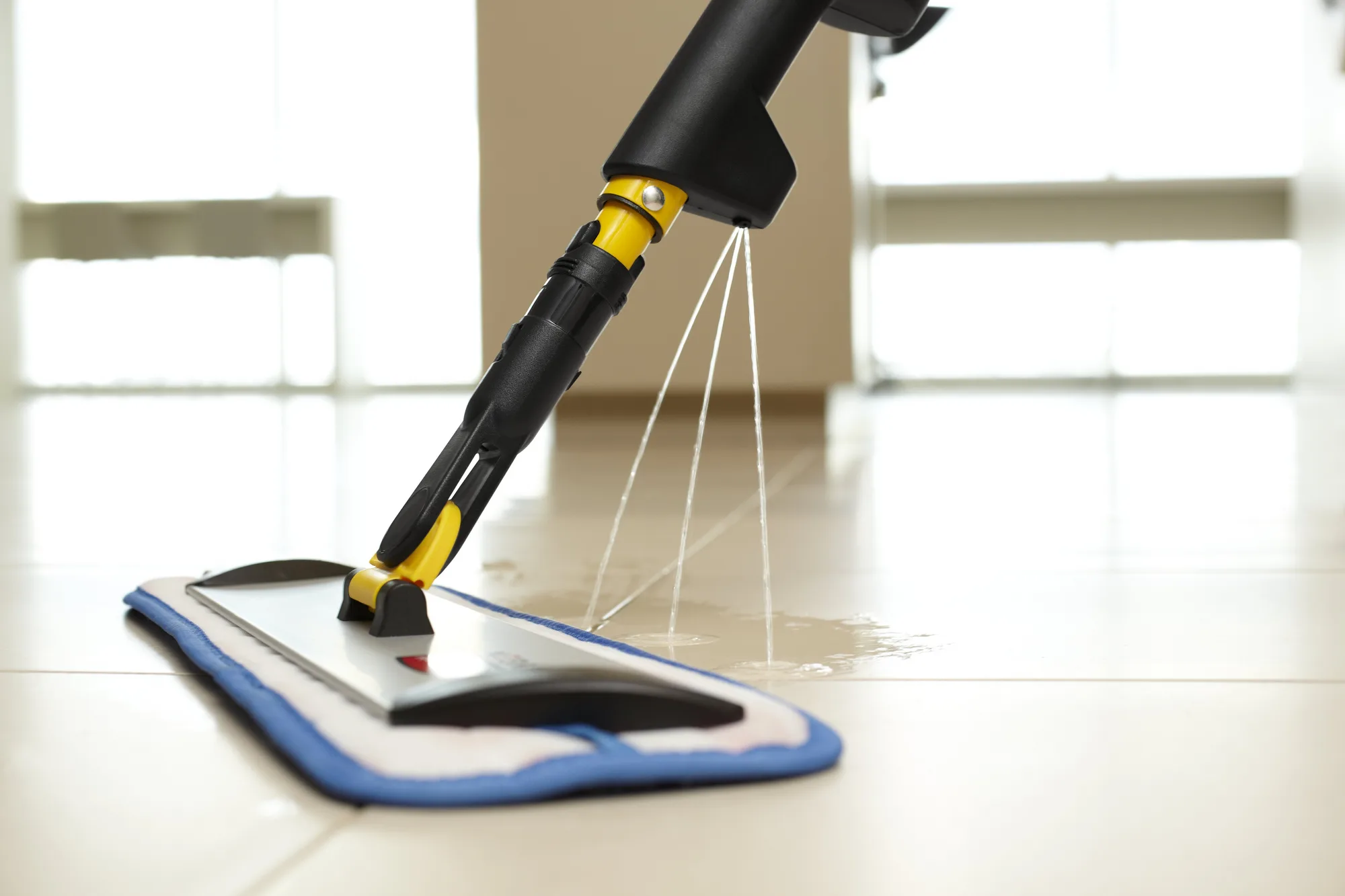 Limpeza úmida com Mop Microfibra
